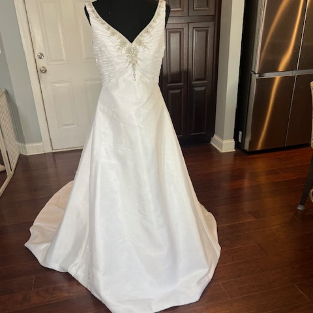 NWT DaVinci Bridal Gown Sleeveless V Neckline Organza White Size 14